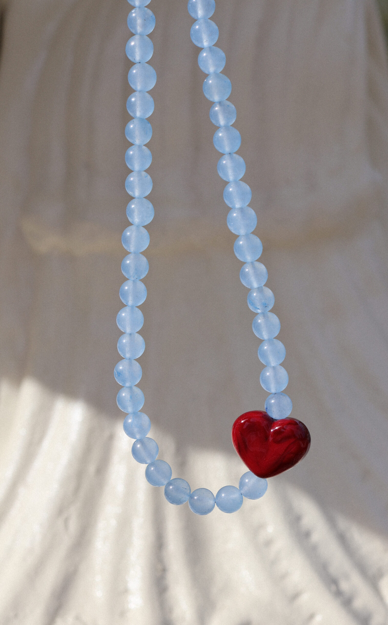 Naszyjnik z niebieskim jadeitem i czerwonym szklanym sercem Veloria - obrazek 2