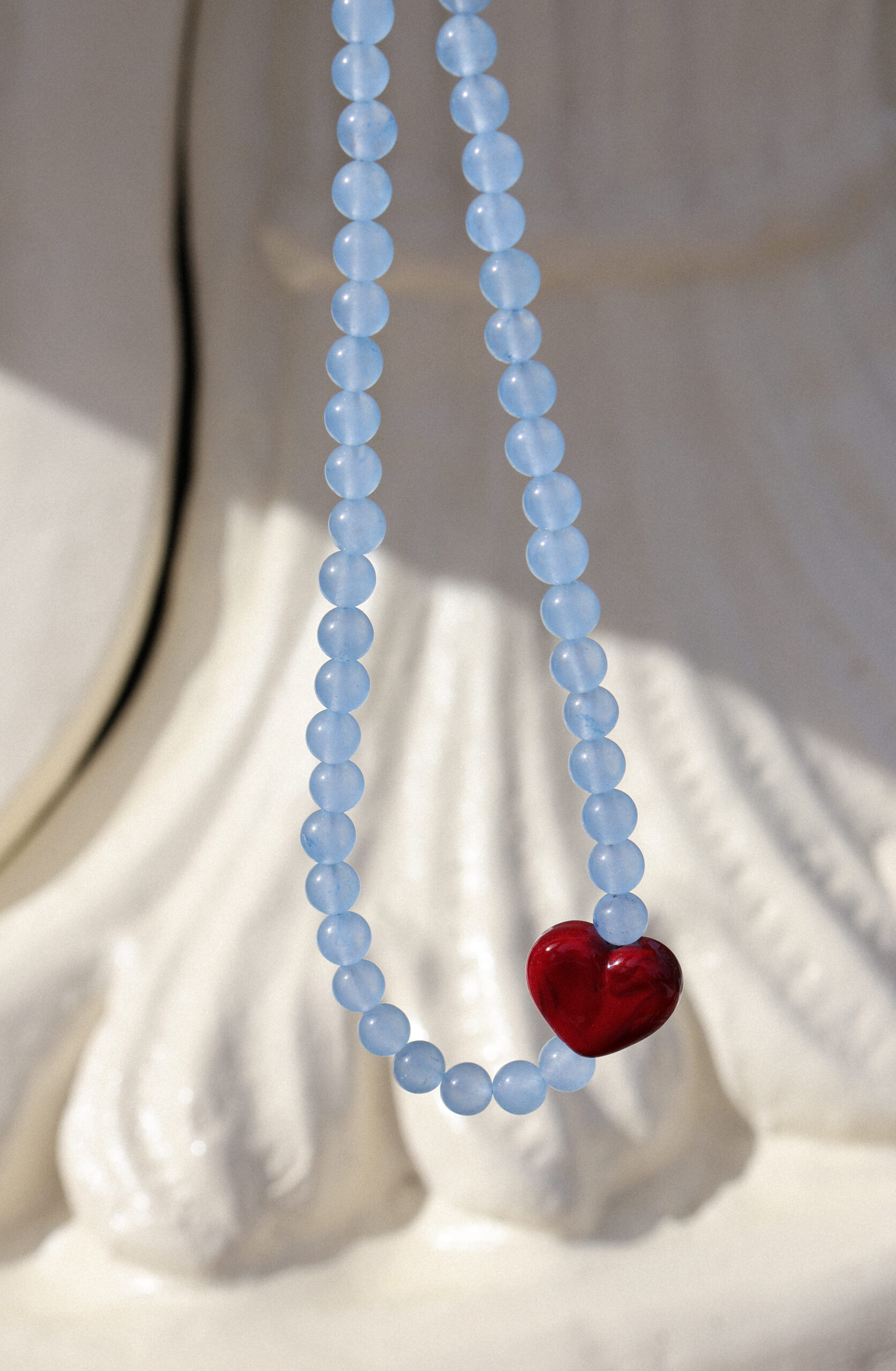 Naszyjnik z niebieskim jadeitem i czerwonym szklanym sercem Veloria