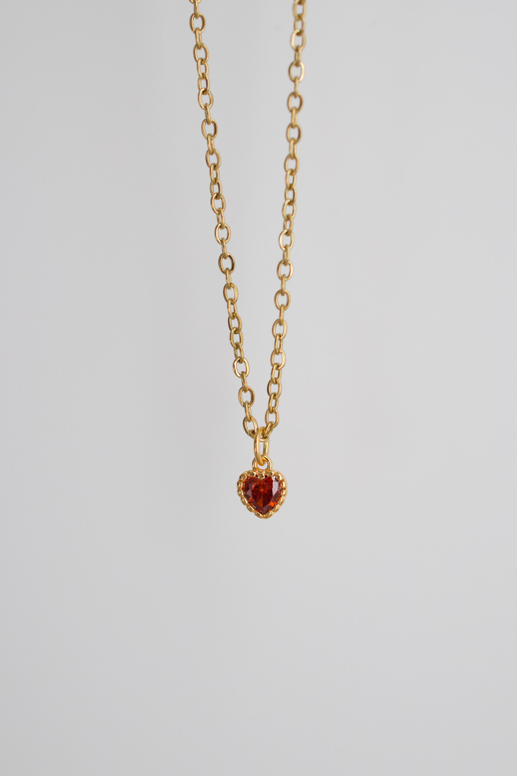 Naszyjnik złoty minimalistyczne kryształowe serce czerwone