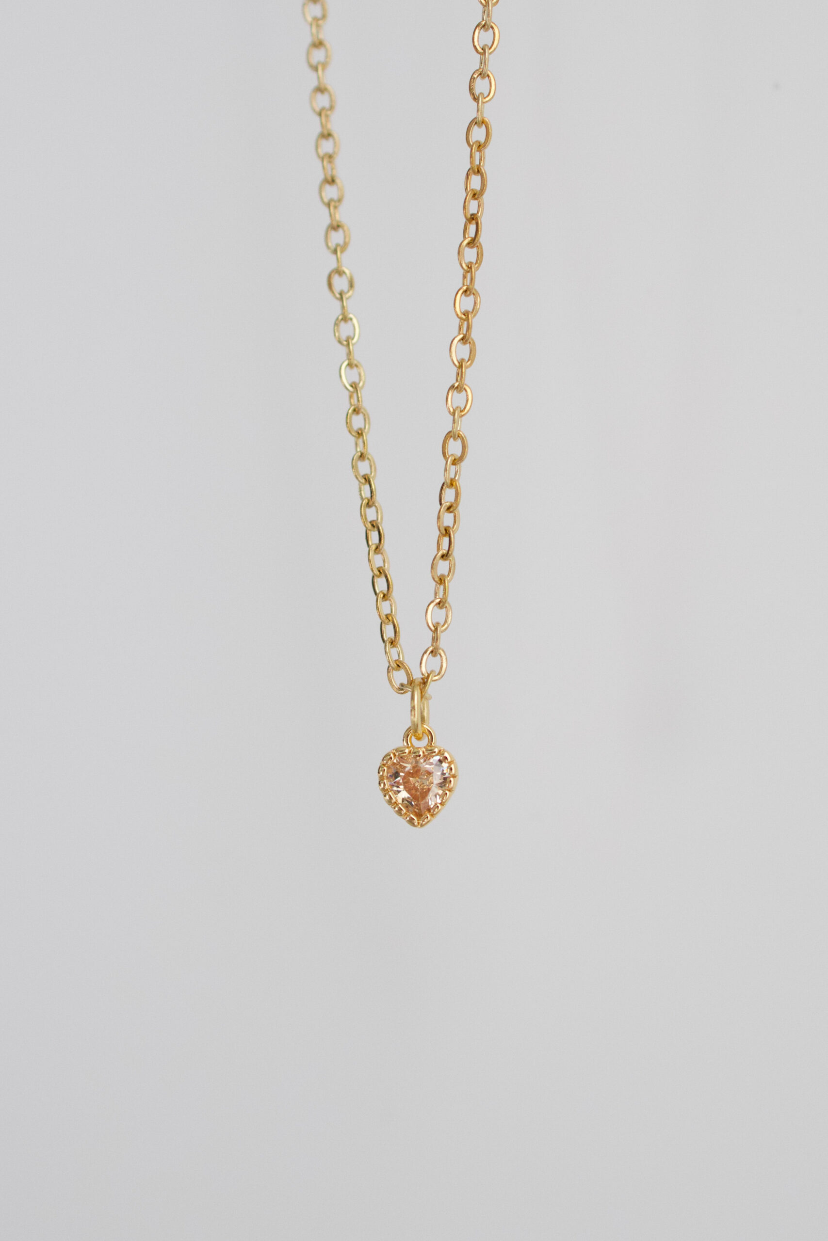 Naszyjnik złoty minimalistyczne kryształowe serce brzoskwiniowe